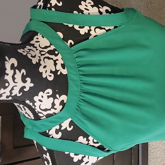 Express Green Keyhole Top - Picture 2 of 9